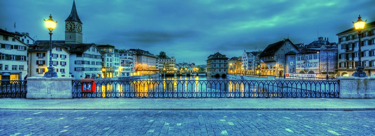 Zürich am Abend: Limmatquai mit Blick auf die Altstadt