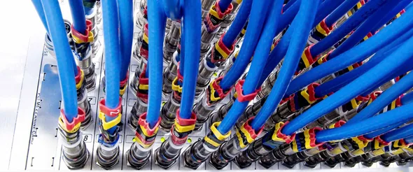 Netzwerkkabel in einem Patchpanel